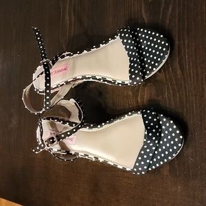 Betsey Johnson black and white pump w/rainbow colored espadrille size 10